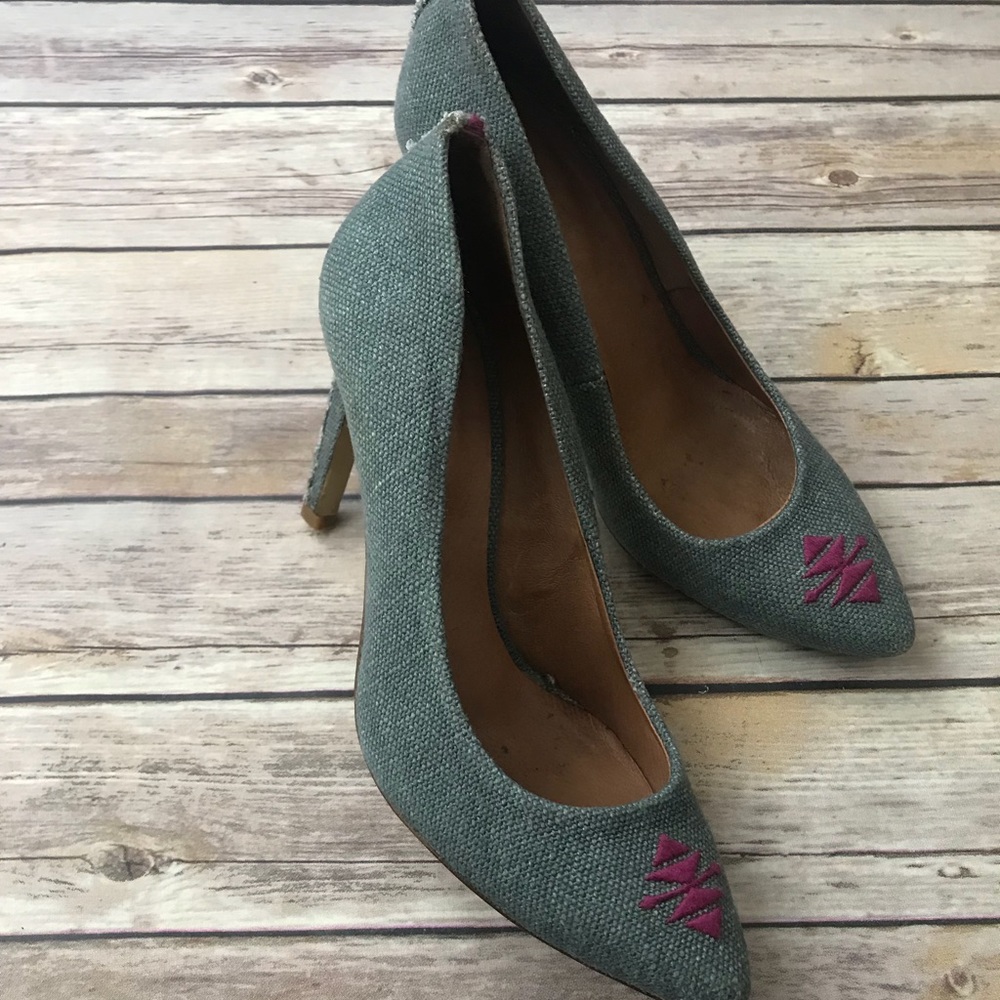 Howsty Anthropologie olive canvas Aztec heels 7.5